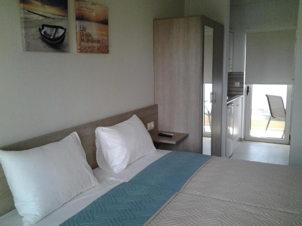 Lola'S Hotel Platanias  Exterior photo