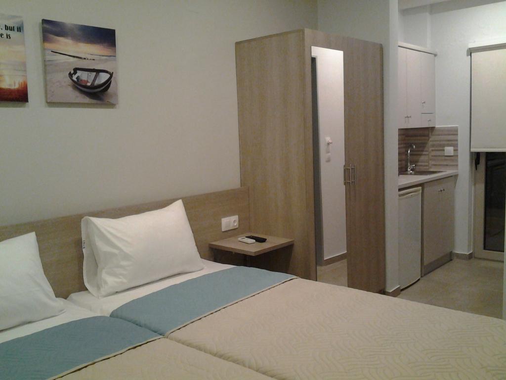Lola'S Hotel Platanias  Exterior photo