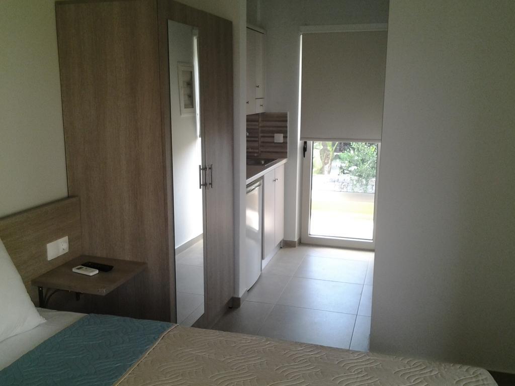 Lola'S Hotel Platanias  Exterior photo