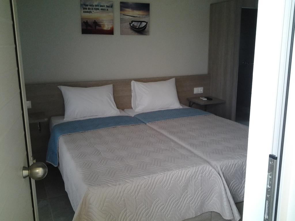 Lola'S Hotel Platanias  Exterior photo