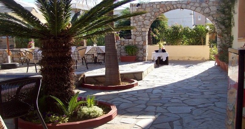 Lola'S Hotel Platanias  Exterior photo