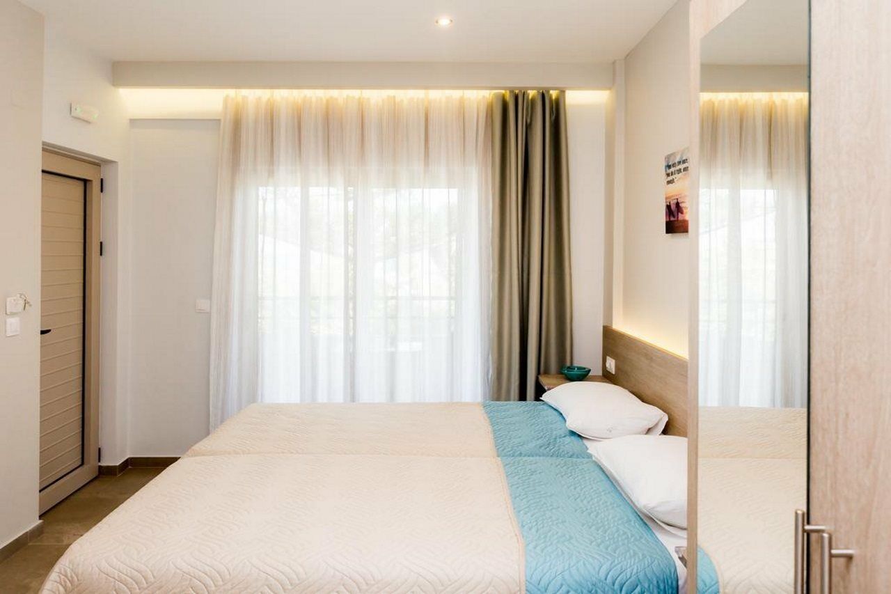Lola'S Hotel Platanias  Exterior photo